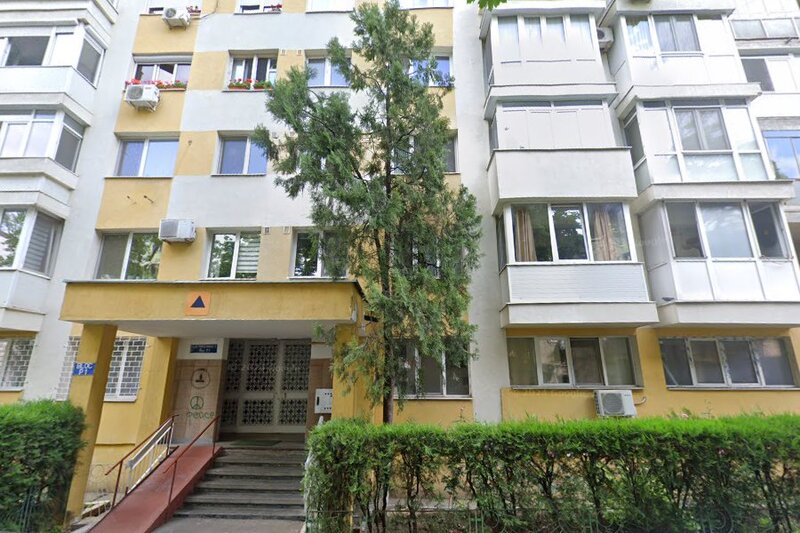 Vatra Luminoasa, Maior Coravu, et. 3, decomandat.